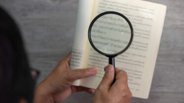 What is the Best Magnifier for Reading Books: Top Picks