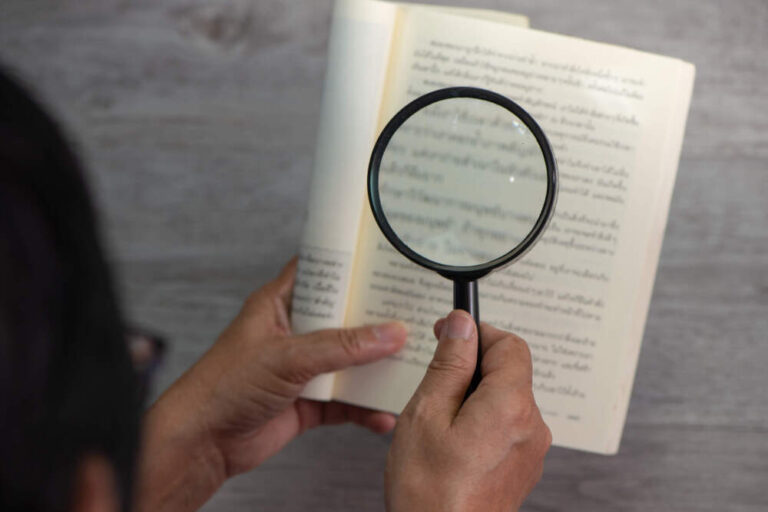 What is the Best Magnifier for Reading Books: Top Picks